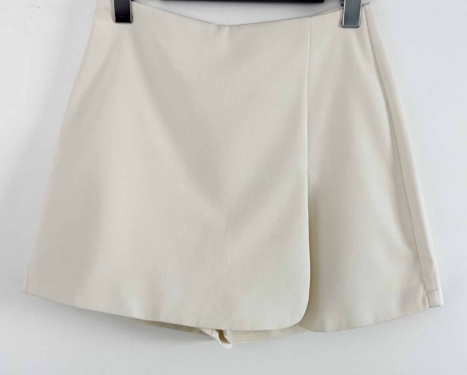 JOYCE SHORT/ROK ECRU