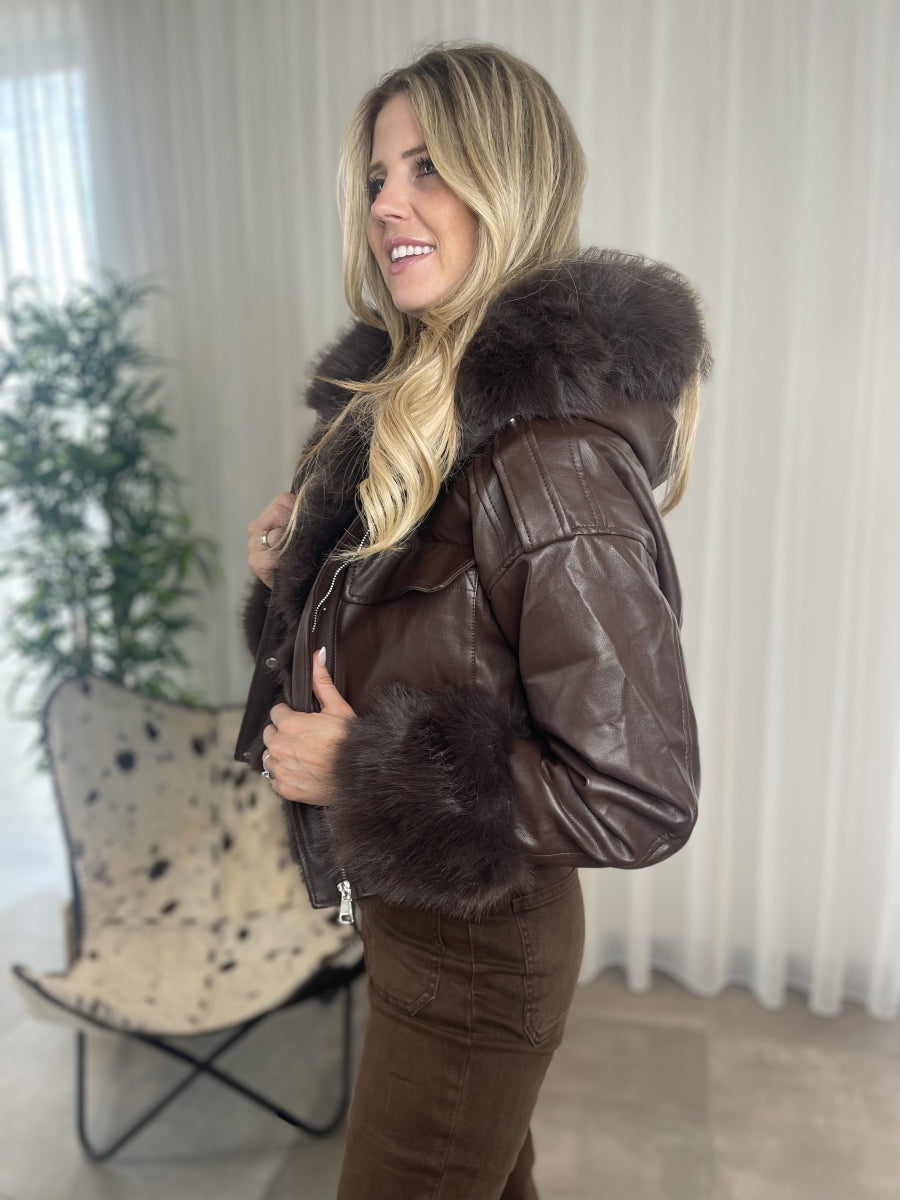 SUZY JASJE DONKER BRUIN