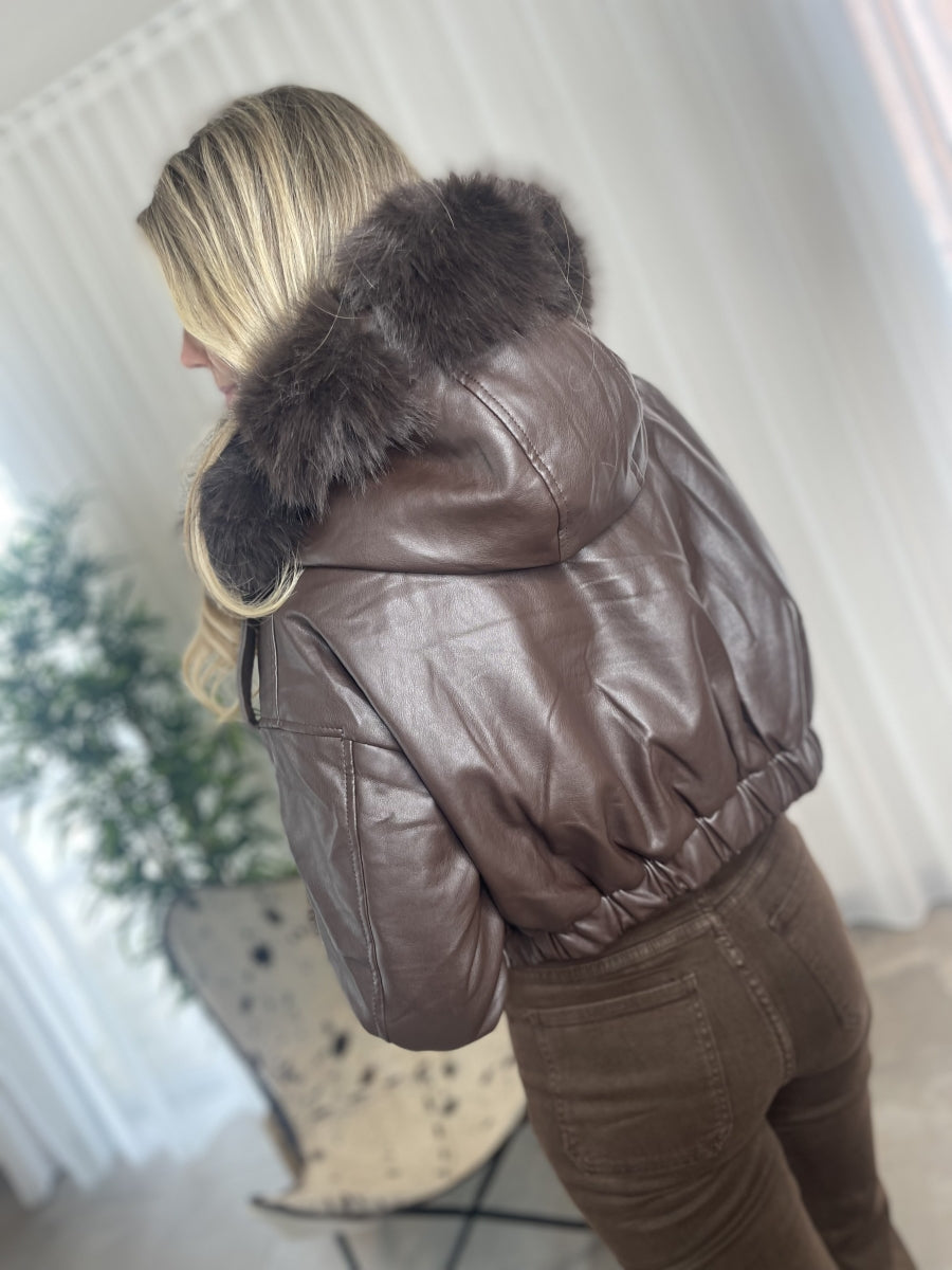 SUZY JASJE DONKER BRUIN