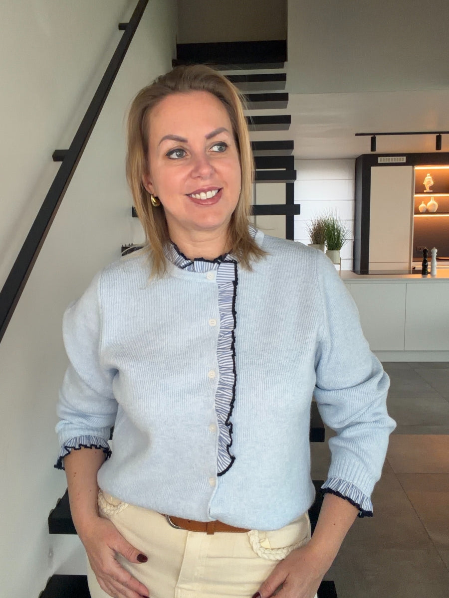 GRACIA TU PULL BLAUW HEMD DETAIL AAN KRAAG EN MOUW